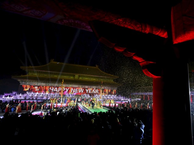 Pessoas comemoram o ano novo em Tai Miao, o templo ancestral imperial na Cidade Proibida, em Pequim, China