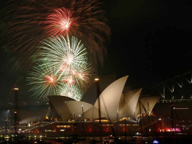 Fogos de artifício colorem o céu de Sydney, na Austrália, em uma exibição que acontece na Opera House antes do Ano Novo, por volta das 21h (horário local)