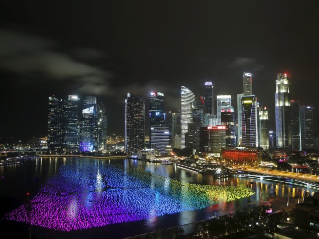 Dezenas de milhares de "esferas de pedidos" flutuam em Marina Bay, carregando os desejos de ano novo, em Singapura