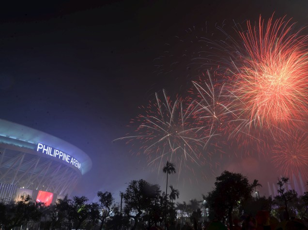 Fogos de artifício explodem durante as comemorações de ano novo na Arena Filipina em Bocaue, norte de Manila