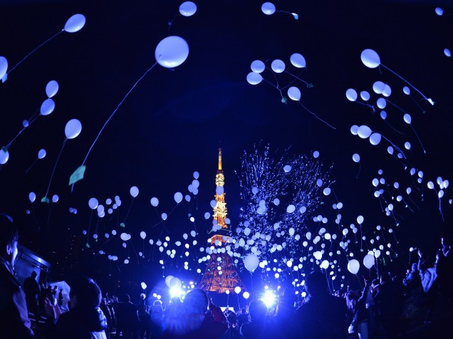 Pessoas soltam balões para comemorar a chegada do ano novo em Tóquio, Japão. Na celebração, mais de mil balões são soltos carregando desejos para o ano novo