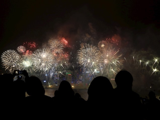 Fogos de artifício iluminam os céus durante a virada do ano em Hong Kong, China