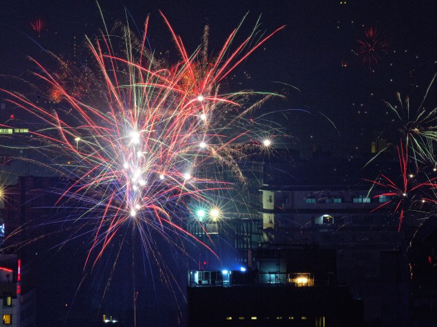 Fogos de artifício nos céus da cidade de Jacarta, Indonésia, durante a comemoração da virada do ano