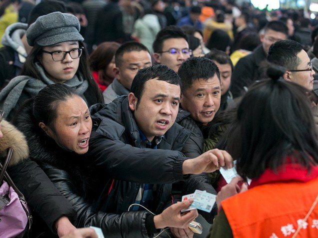Tumulto para embarcar em Hangzhou, na China