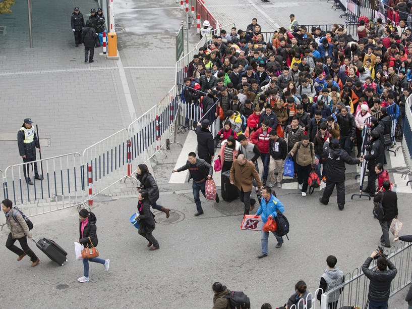 Chineses correm para embarcar em Guangzhou