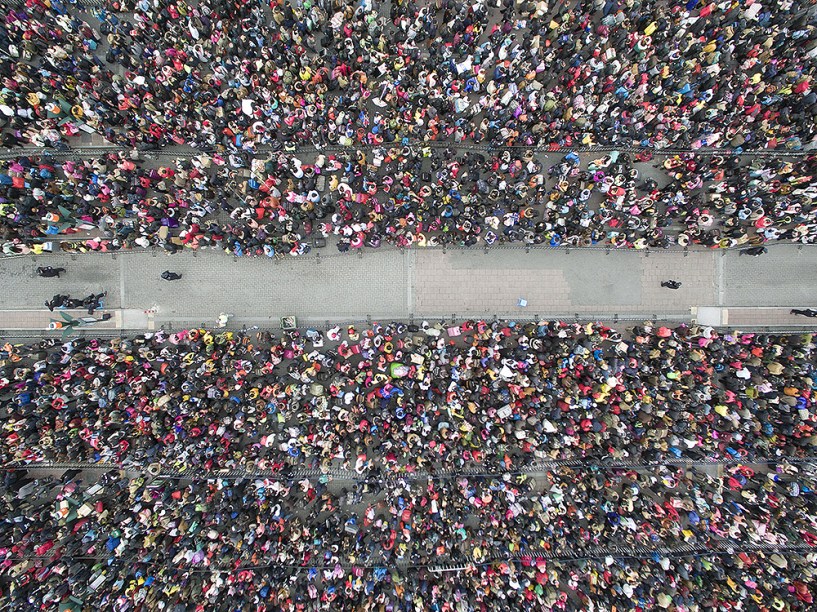Milhares de pessoas aguardam para embarcar na cidade de Guangzhou