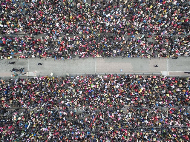 Milhares de pessoas aguardam para embarcar na cidade de Guangzhou