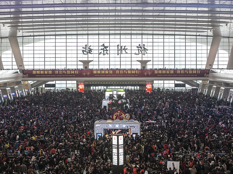 Milhares de pessoas dentro da estação de Hangzhou