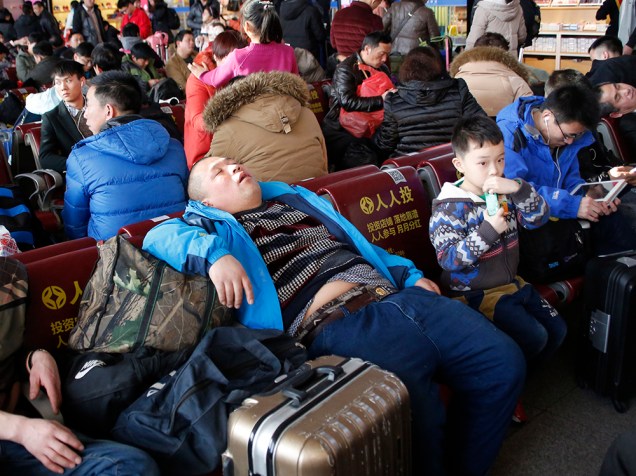 Passageiros aguardam em estação de trem em Pequim