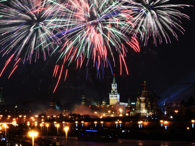 Fogos de artifício marcam a chegada de 2016 no Palácio do Kremlin em Moscou, na Rússia