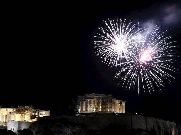 Fogos de artifício explodem sobre o templo do Partenon no topo de colina da Acrópole durante celebrações de Ano Novo em Atenas, na Grécia