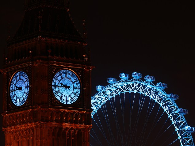 O Big Ben e a London Eye são iluminados em azul por campanha da Unicef durante a celebração do Ano Novo em Londres, na Inglaterra