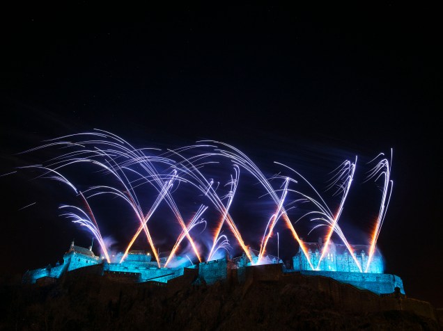 Fogos de artifício iluminam o céu acima do castelo de Edimburgo, na Escócia