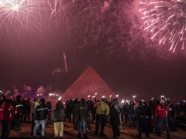 Egípcios celebram o Ano Novo na frente das pirâmides perto da capital Cairo