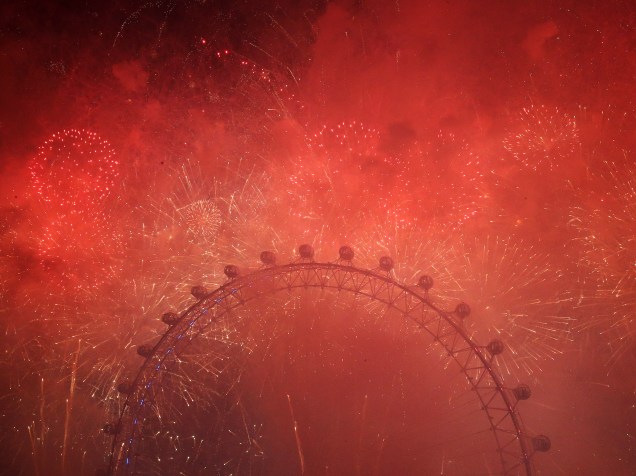 Fumaça dos fogos de artifício envolvem a London Eya durante as comemorações do Ano Novo na capital da Inglaterra