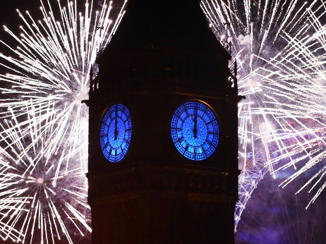 Fogos de artifício iluminam o horizonte de Londres e o Big Ben para celebrar a chegada de 2016 na capital da Inglaterra