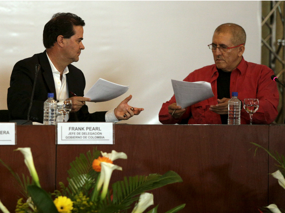 Frank Pearl, representante do governo colombiano, e Antonio García, da ELN, em Caracas