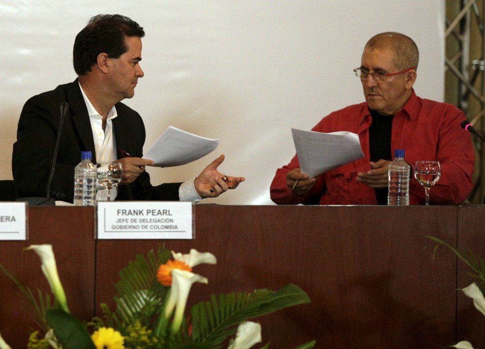 Frank Pearl, representante do governo colombiano, e Antonio García, da ELN, em Caracas