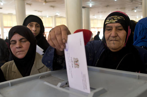 Mulher vota em zona eleitoral de Damasco nas eleições parlamentares da Síria em 13 de abril de 2016