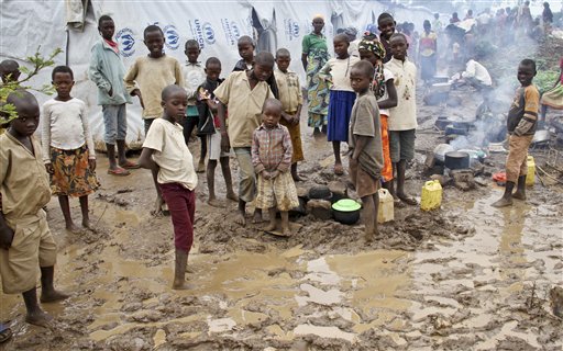 Crianças burundinesas em campo de refugiados em Ruanda - abril de 2015
