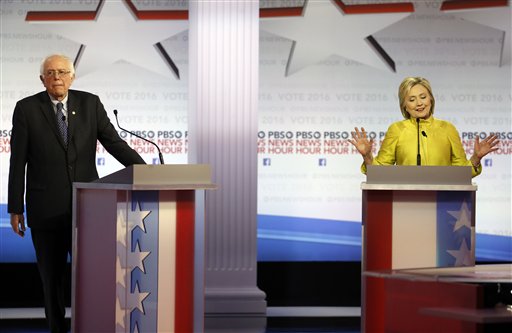 Hillary Clinton e Bernie Sanders em debate do Partido Democrata em Milwaukee, nos EUA - 11/02/2016
