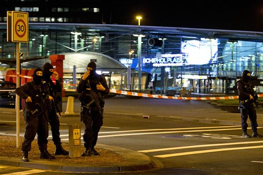 Policiais da força de segurança no aeroporto Shiphol de Amsterdã, na Holanda, após alerta de "situação suspeita" - 12/04/2016