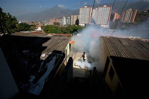 Funcionário esfumaça ruas de Caracas, na Venezuela, em ação contra o mosquito Aedes aegypti