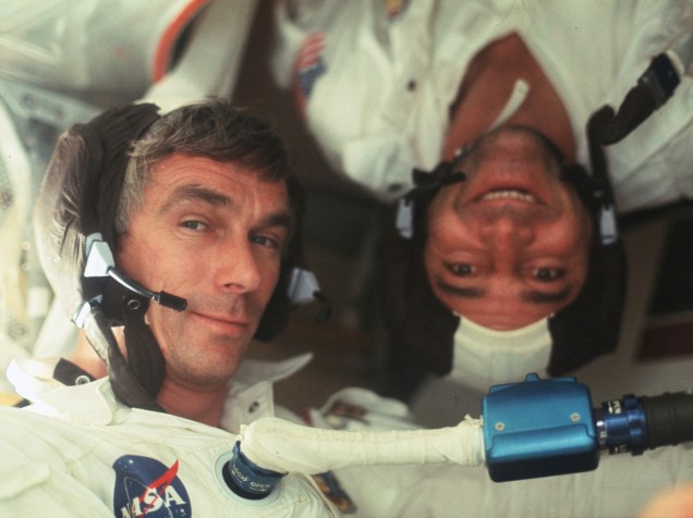 <p>O comandante Eugene Cernan (à esquerda) e o piloto do módulo de comando Ronald Evans (à direita) durante a Apollo 17. Essa foi a sexta e última missão tripulada do Projeto Apollo à Lua, realizada em dezembro de 1972.</p>
