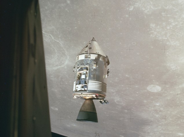 <p>Na imagem, a Apollo 15, realizada entre julho e agosto de 1971, sobrevoa a órbita da Lua. Nessa missão, os astronautas coletaram 77 kg de material lunar para trazer para a Terra. Segundo a Nasa, esse foi o voo tripulado mais bem sucedido até hoje.  </p>