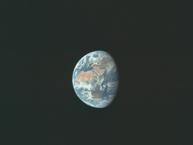 <p>Imagem da Terra, capturada durante a Apollo 11, em julho de 1969. Essa missão, tripulada pelos astronautas Neil Armstrong, Edwin Aldrin e Michael Collins, foi a primeira a realizar um pouso na Lua.</p>