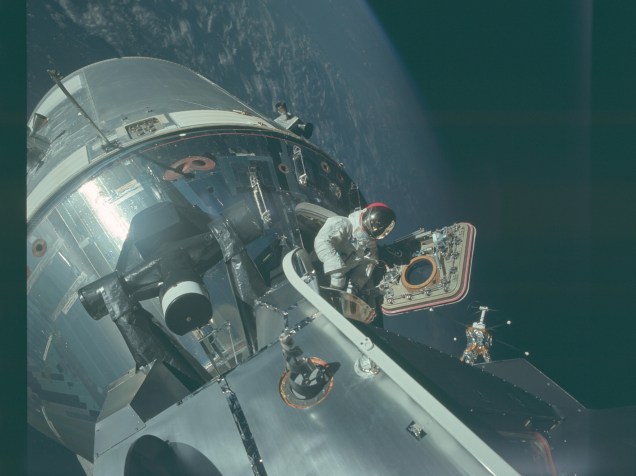 <p>A Apollo 9, realizada em março de 1969, foi a terceira missão tripulada do Projeto Apollo, que teve como objetivo principal testar em órbita terrestre o equipamento desenvolvido para pousar na Lua. Na foto, a espaçonave orbita a Terra.</p>