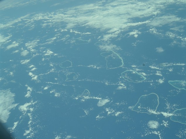 <p>Em outubro de 1968, astronautas da Apollo 7 capturaram esta imagem da Terra. Essa missão orbitou a superfície terrestre para testar os sistemas de suporte à vida, de controle e propulsão da nave.</p>