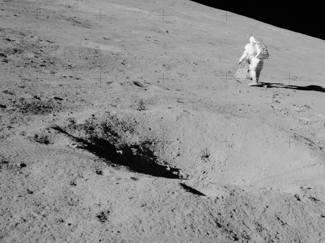 <p>Astronauta caminha pela Lua durante a Apollo 15, realizada entre julho e agosto de 1971. Essa missão foi a primeira de caráter altamente científico à Lua, após as primeiras viagens de reconhecimento do satélite.</p>