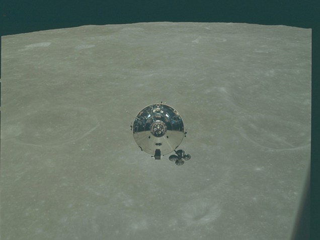 <p>Módulo Lunar em órbita do satélite durante a Apollo 10. Realizada em maio de 1969, a missão chegou a sobrevoar a superfície da Lua a 15 km de altura, em uma preparação para a Apollo 11 que, meses depois, foi a primeira a pousar em solo lunar. </p>