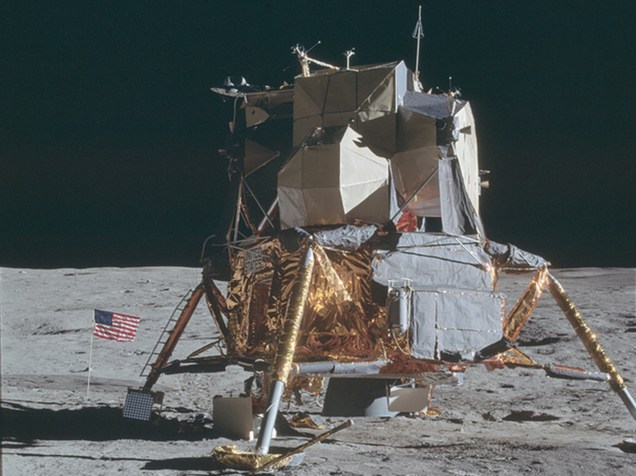 <p>Módulo Lunar da Apollo 14, missão realizada entre janeiro e fevereiro de 1971. Essa parte da nave, pilotada por Edgar Mitchel, era usada para a descida na Lua e também para o retorno da órbita lunar.</p>