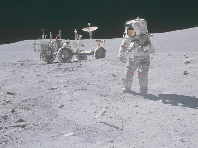 <p>Astronauta se preparando para usar o jipe lunar durante a Apollo 16, realizada em abril de 1972. Esse veículo, que tinha 3,1 m de comprimento e pesava 210 kg na Terra (na Lua, o peso diminuía para 36 kg), permitiu que os astronautas se locomovessem para várias regiões lunares a fim de colherem amostras de rochas e solos. </p>