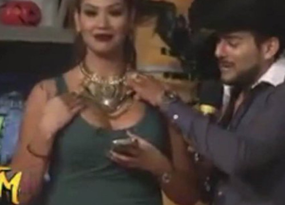 Apresentadora Tania Reza é assediada pelo colega Enrique Tovar durante programa ao vivo no México