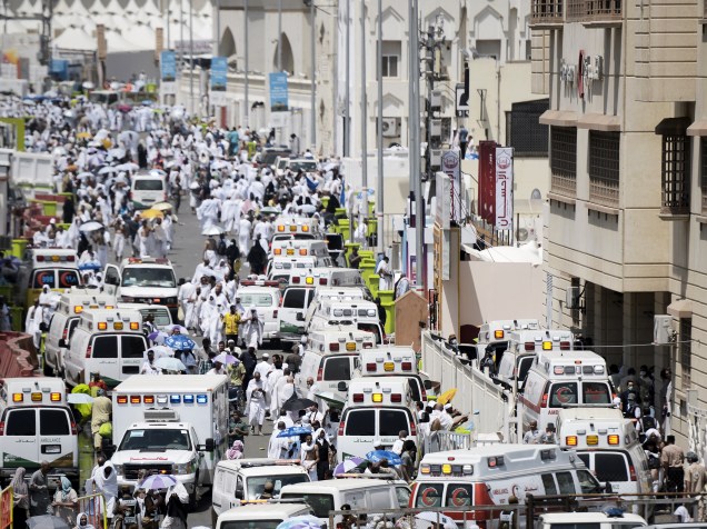 Ambulâncias chegam com peregrinos feridos a hospital em Mina, perto de Meca, após tumulto que deixou centenas de mortos