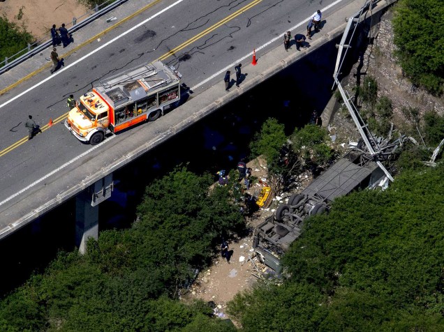 Pelo menos 42 policiais da Argentina morreram, em um acidente de ônibus no norte do país, nesta segunda-feira (14)