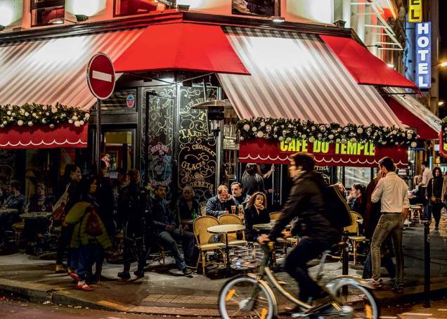 ARMADOS DE TAÇAS - Continuar a frequentar os cafés, em mesas externas, foi a forma encontrada pelos parisienses para dizer que não têm medo