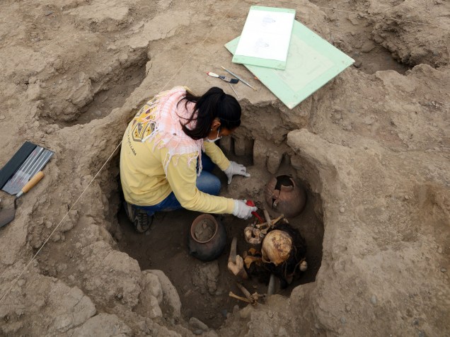 <p>Arqueóloga trabalha na recuperação de restos humanos na tumba. Os fósseis encontrados são de quatro adultos da cultura pré-colombiana Ichma.</p>