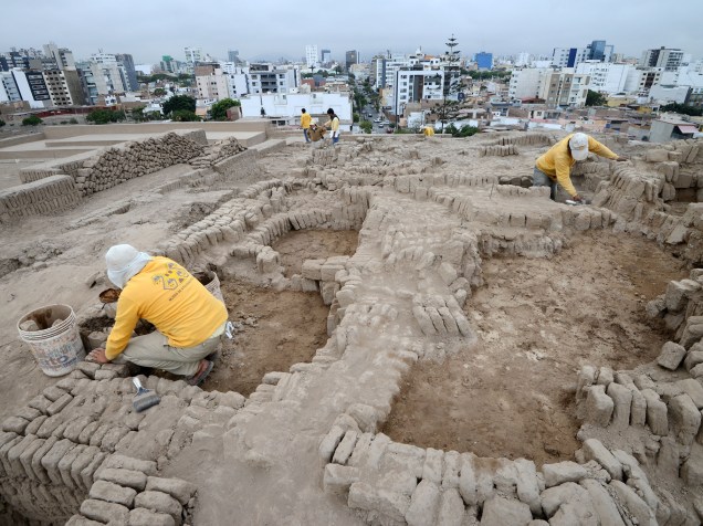 <p>Arqueólogos peruanos trabalham nas tumbas de Huaca Pucllana, no centro de Lima, no Peru.</p>