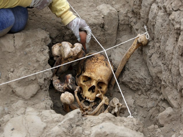 <p>Arqueóloga trabalha na recém-descoberta tumba em Huaca Pucllana, no distrito Miraflores, em Lima. </p>
