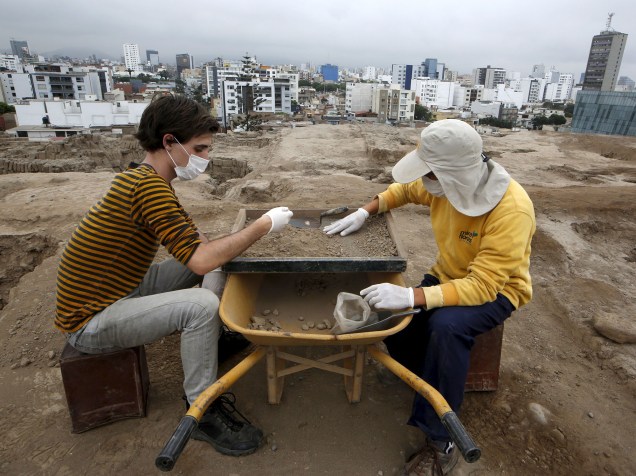 <p>Arqueólogos trabalham na recém-descoberta tumba em Huaca Pucllana, no distrito Miraflores, em Lima. </p>