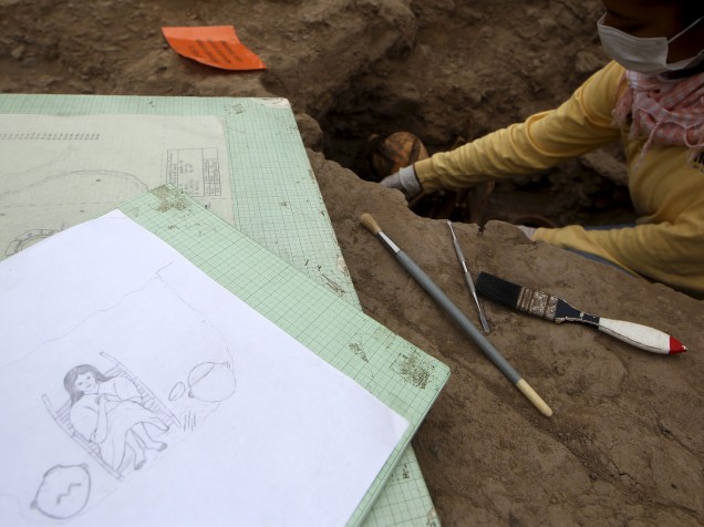 Arqueóloga trabalha na recuperação de restos humanos na Huaca Pucllana, no centro de Lima. Os restos encontrados são de quatro adultos da cultura pré-colombiana Ichma