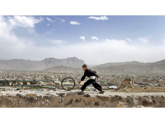 Brincadeira Infantil #7 – Rolando Aro (Bamiyan, Afeganistão), 2010 - Francis Alÿs