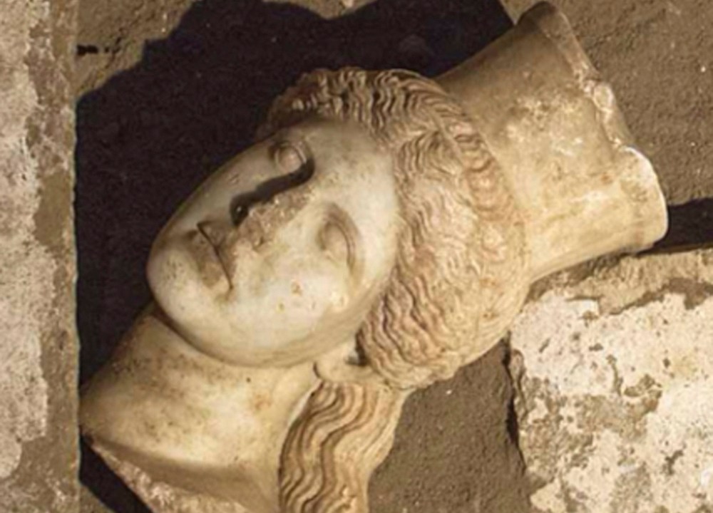 A cabeça de uma esfinge é vista no sítio de uma escavação arqueológica na cidade de Amphipolis, na Grécia