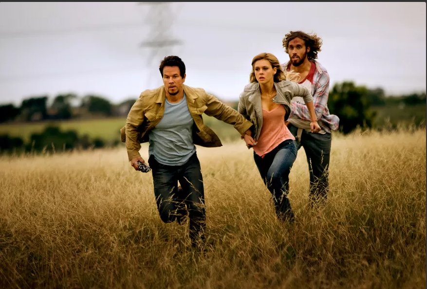 Mark Wahlberg, Nicola Peltz e T.J. Miller em cena do filme Transformers: A Era da Extinção