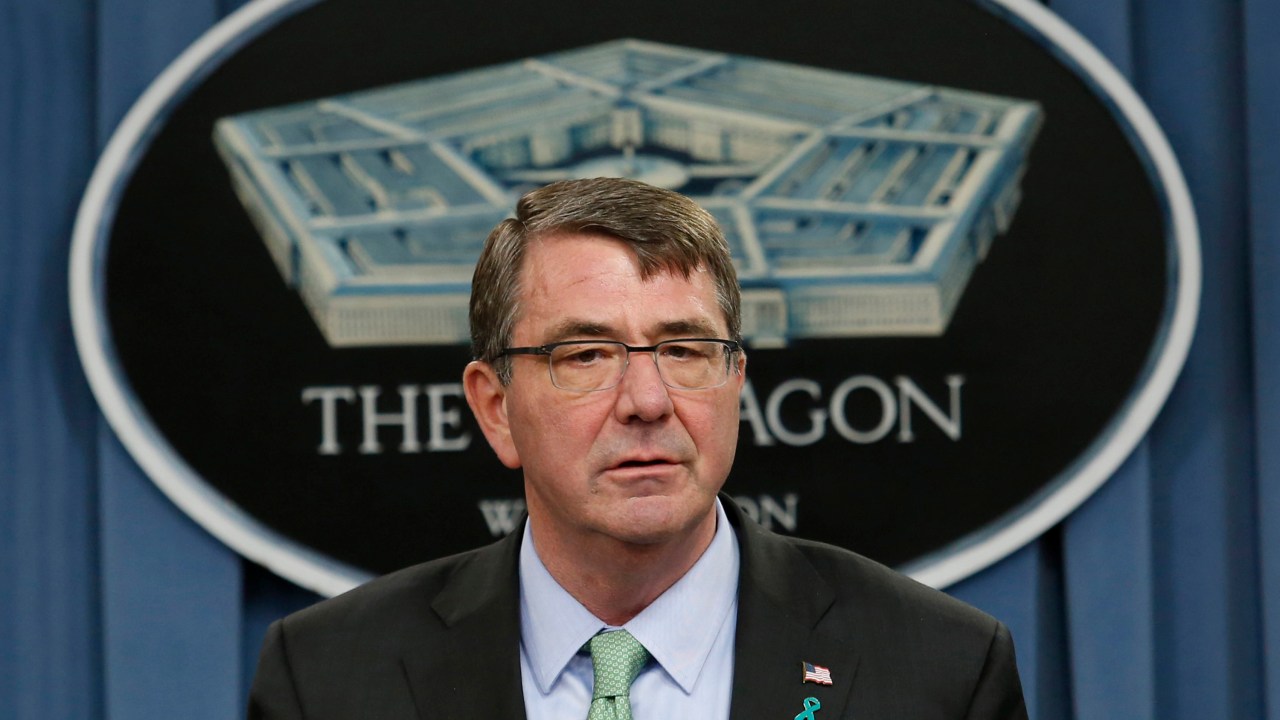 O secretário de Defesa dos Estados Unidos, Ash Carter, anuncia que forças especiais americanas mataram o líder do estado islâmico Abu Sayyaf