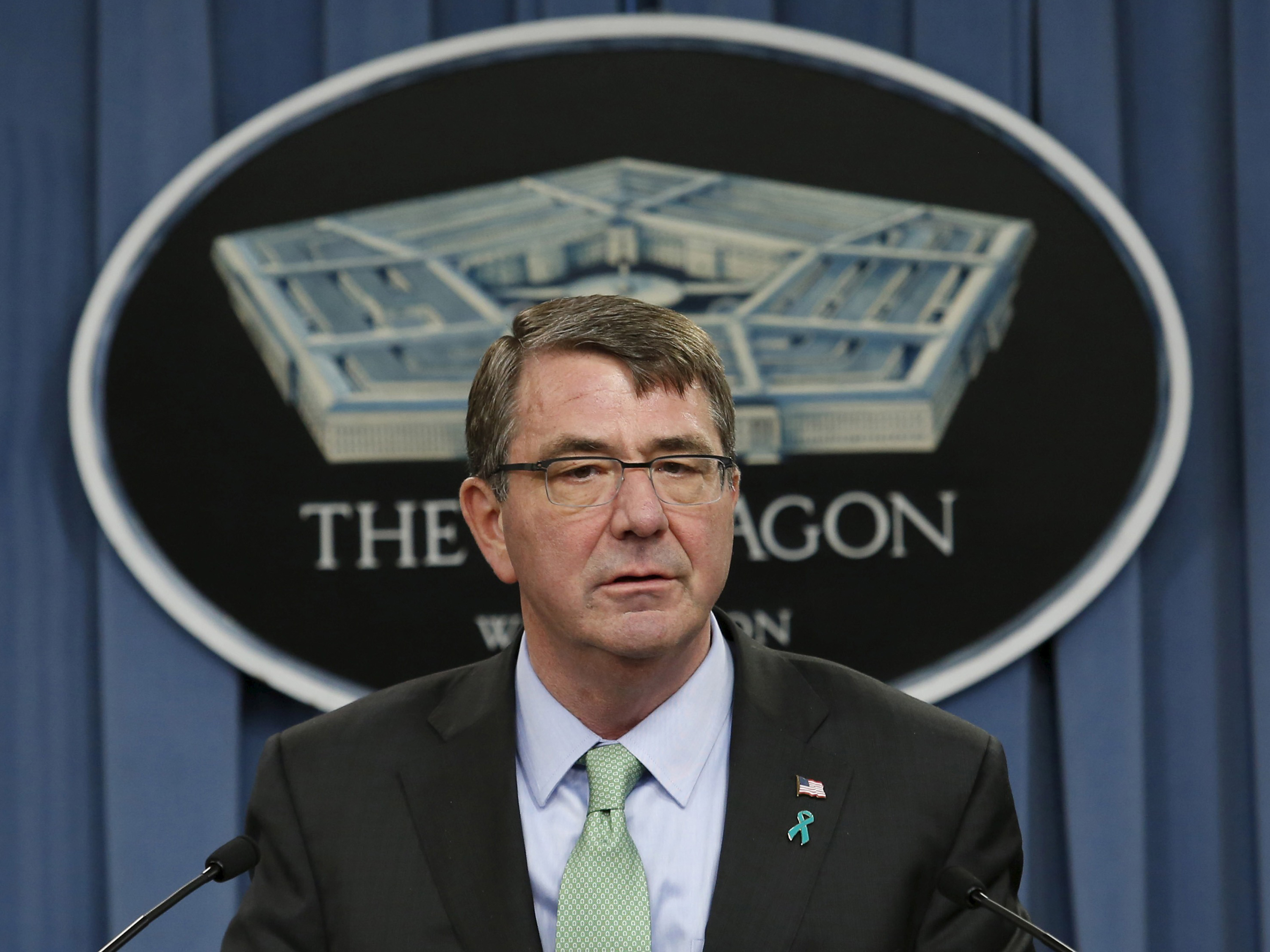 O secretário de Defesa dos Estados Unidos, Ash Carter, anuncia que forças especiais americanas mataram um dos chefes do Estado Islâmico